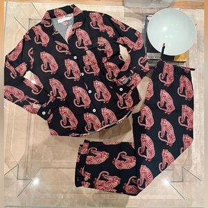 Desmond and Dempsey Tiger Print Pajama Set Size Small